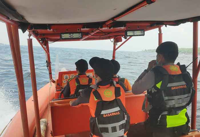 Tim Basarnas Denpasar sedang menyisir lokasi jatuhnya korban. Foto: ist)