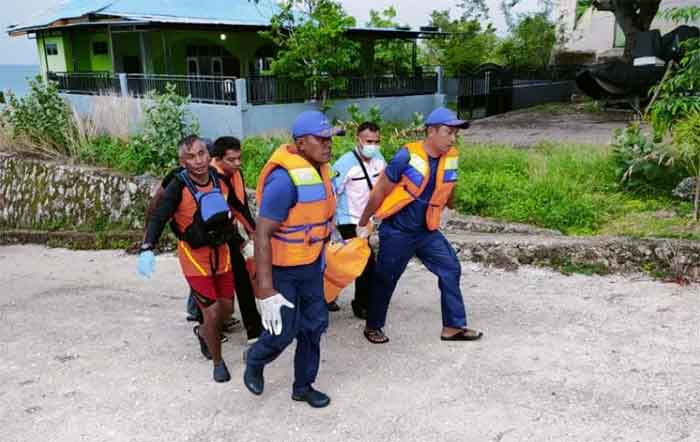 Tim SAR melakukan evakuasi jenasah Atrohanis Malapu (40).