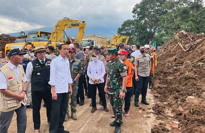 Presiden Joko Widodo meninjau langsung lokasi terdampak gempa bumi di Kecamatan Cugenang, Kabupaten Cianjur, pada Selasa, 22 November 2022.