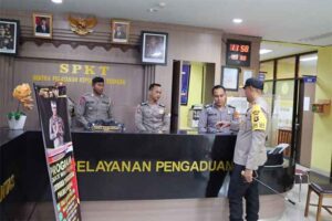 Kapolres Badung AKBP Leo Dedy Defretes saat melakukan sidak Pelayanan Publik di SPKT.