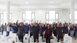 Bupati Jembrana dan peserta sosialisasi Quick Response Code Indonesian Standard (QRIS) dan Cinta Bangga Paham (CBP) Rupiah kepada UMKM Jembrana di Gedung Ir. Soekarno lantai 2 pada Selasa (1/11).