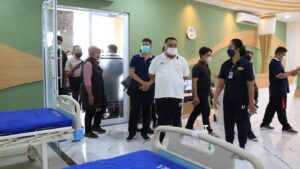 Bupati Jembrana I Nengah Tamba mengecek ruang cuci darah di RSU Negara, Jembrana Bali