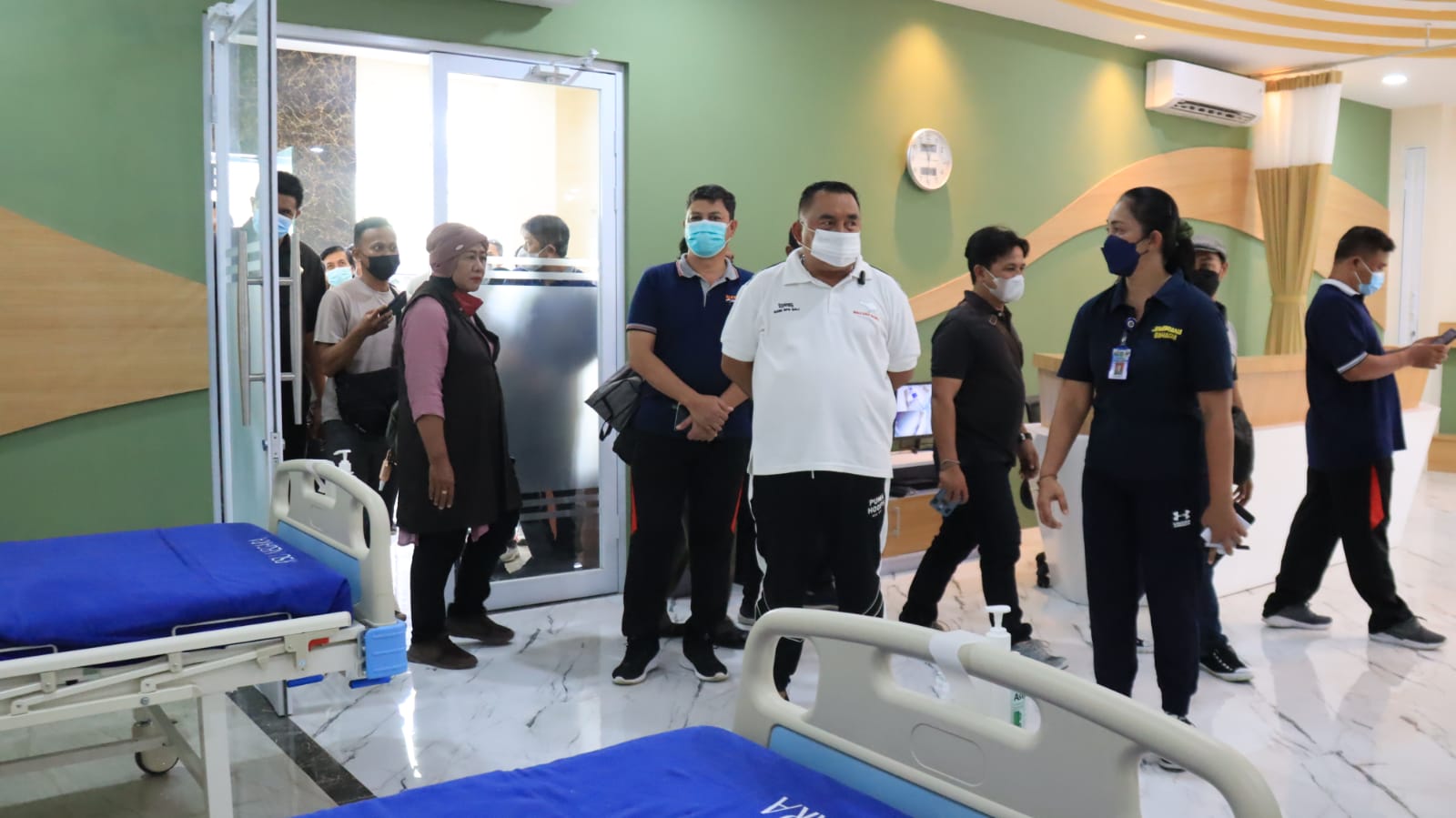 Bupati Jembrana I Nengah Tamba mengecek ruang cuci darah di RSU Negara, Jembrana Bali
