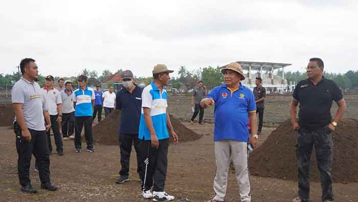 Bupati Jembrana I Nengah Tamba saat meninjau pembangunan sirkuit all in one, Selasa (22/11/2022). Foto: M-011)