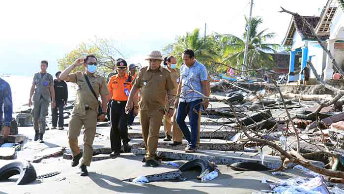 upati Jembrana I Nengah Tamba melakukan pengecekan terhadap wilayah terdampak abrasi di Banjar Pebuahan, desa Banyubiru, Senin (31/10).