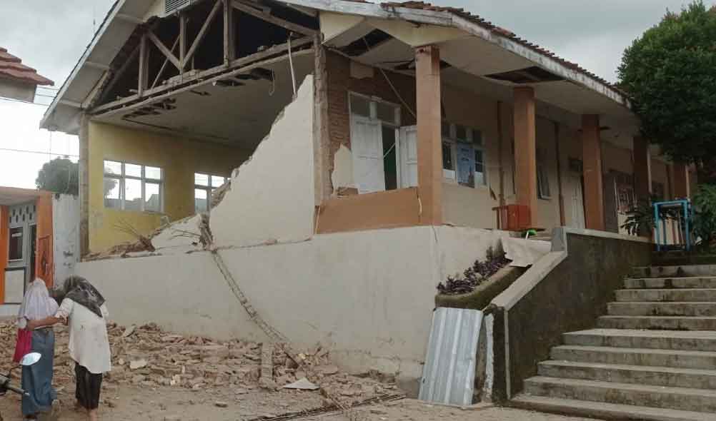 Reruntuhan puing akibat gempa di Cianjur