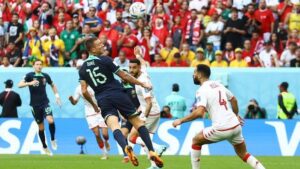 Mitchell Duke mencetak gol untuk Australia di babak pertama. (Foto: REUTERS/HANNAH MCKAY)