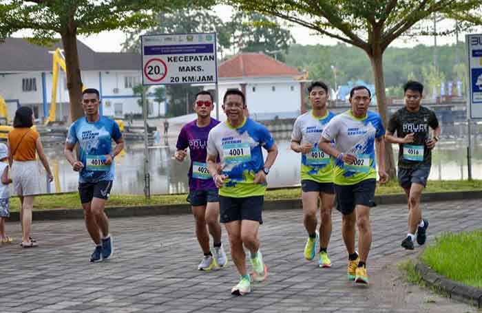 Kepala Kepolisian Daerah Bali Irjen. Pol. Drs. Putu Jayan Danu Putra, S.H., M.Si., mengikuti Lomba Lari Amal bertajuk Misi Lestari 2022 yang bertempat di Areal Parkir Taman Hutan Raya Ngurah Rai, Minggu (27/11/2022).