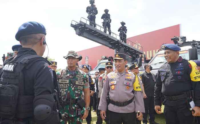Kapolri Listyo Sigit Prabowo bersama Panglima TNI Andika Perkasa mengecek gelar pasukan KTT G20 di Lapangan Renon Denpasar, Bali.
