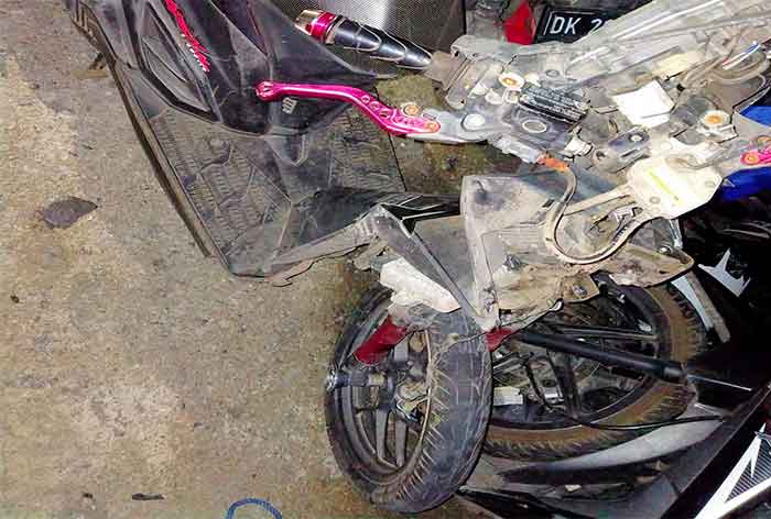 Kondisi sepeda motor Vario yang dikendarai korban menabrak sebuah truk Mitsubishi DK 8825 J di Jalan Bung Tomo, Denpasar.