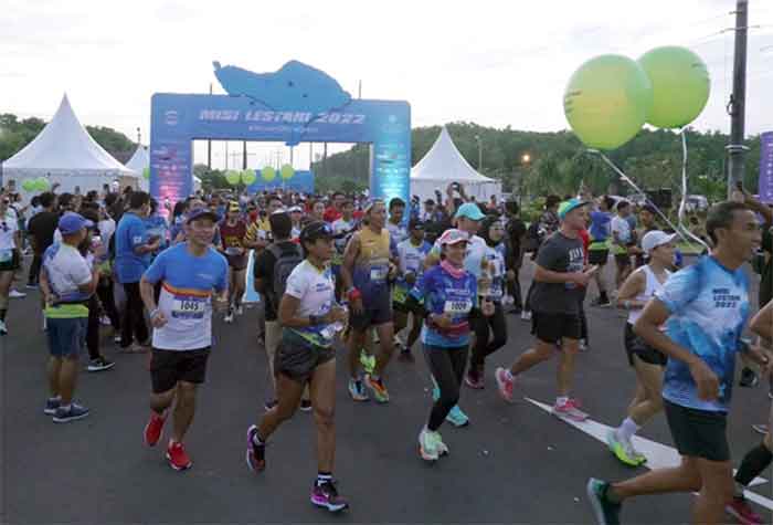 Peserta lari Misi Lestari 2022: #MissionOfTheOcean saat mulai lari di Waduk Tukad Badung, Denpasar, Minggu (27/11).