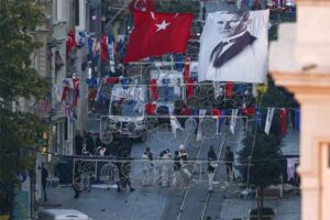 Keamanan dan ambulans di tempat kejadian setelah ledakan di pejalan kaki populer Istanbul Istiklal Avenue, Minggu, 13 November 2022.