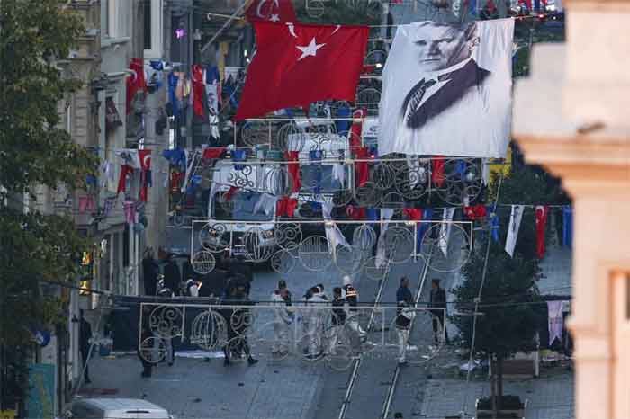 Keamanan dan ambulans di tempat kejadian setelah ledakan di pejalan kaki populer Istanbul Istiklal Avenue, Minggu, 13 November 2022.