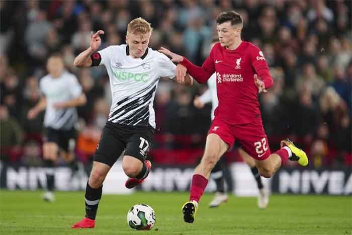 Duel antara penyerang sayap Derby County, Louie Sibe dengan bek sayap Liverpool, Calvin Ramsay pada putaran ketiga Carabo Cup 2022/2023, Kamis (10/11/2022) WIB.