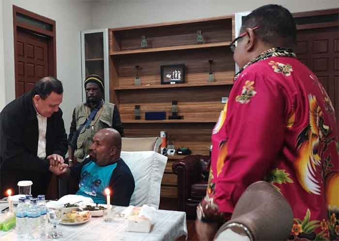 Ketua KPK Firli Bahuri bertemu Gubernur Papua Lukas Enembe.