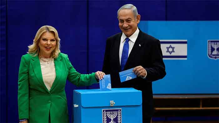Benyamin Netanyahu bersama istri Sara saat memberikan suara dalam Pemilu Istrael.