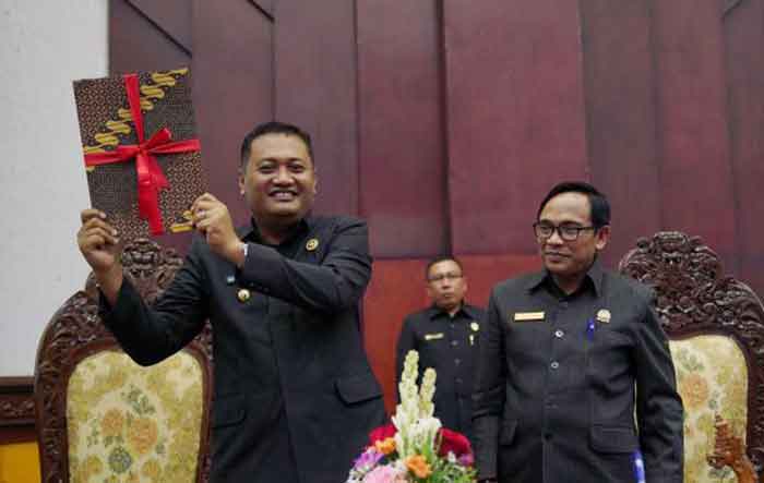 Bupati Gianyar I Made Mahayastra menerima dokumen lima ranperda yang telah disahkan DPRD Gianyar.