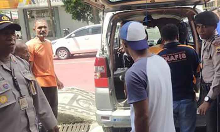 Evakuasi Jenazah Hendy Marcel Soplantila ke RS Bhayangkara Tantui Ambon.