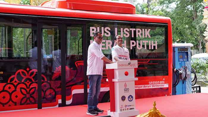 Menteri Perhubungan Budi Karya Sumadi bersama Menteri Pendidikan, Kebudayaan, Riset, dan Teknologi Nadiem Anwar Makarim meluncurkan Bus Listrik Merah Putih, Minggu (13/11/2022) yang akan digunakan untuk melayani para delegasi dan peserta KTT G20 di Bali.
