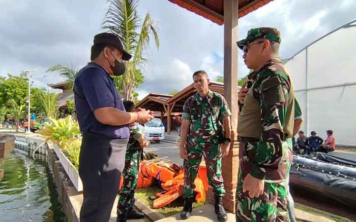 Sekda Kota Denpasar IB Alit Wiradana berbincang dengan Pangdam IX/Udayana Mayjen TNI Sonny Aprianto saat meninjau kegiatan pembersihan sampah.