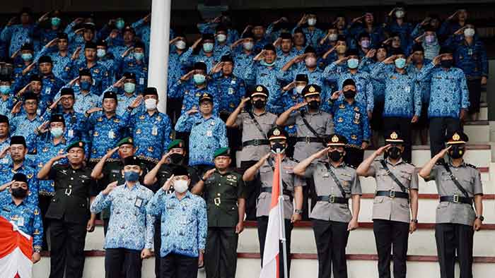 Apel dalam rangka peringatan HUT KORPRI ke-51 dan HUT PGRI ke- 77, di Stadion Pecangakan, Jembrana., Selasa (29/11/2022).