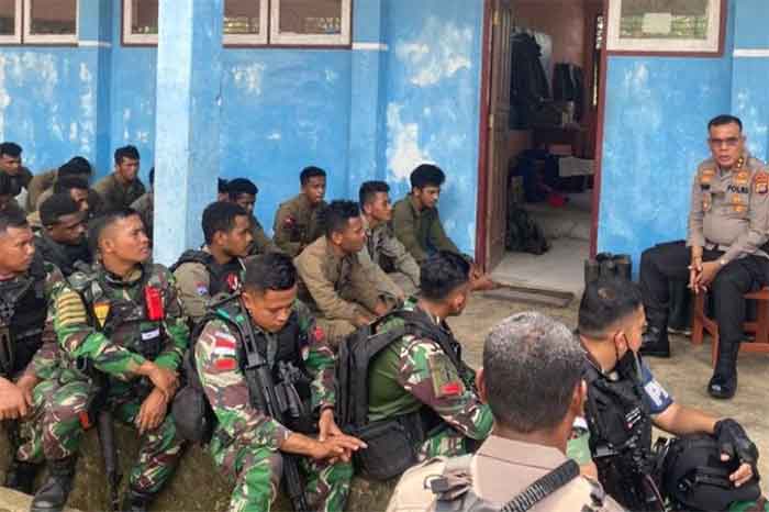 Kapolda Papua Barat Irjen Pol Daniel TM Silitonga saat mengunjungi personel gabungan TNI-Polri yang bertugas di pos operasi keamanan di kawasan Aifat Timur kabupaten Maybrat Papua Barat, Selasa (15/11/2022). (Foto: HO/ Bidang Humas Polda Papua Barat)