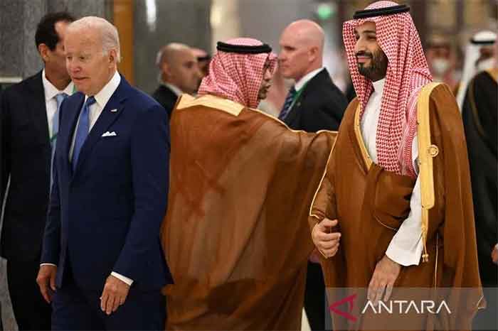 Putra Mahkota Saudi Mohammed bin Salman (kanan) dan Presiden AS Joe Biden menghadiri KTT Keamanan dan Pembangunan Jeddah di Jeddah, Arab Saudi, Sabtu (16/7/2022).