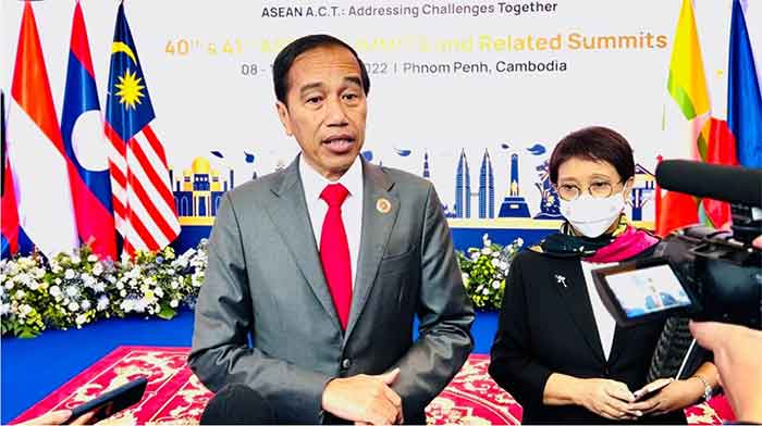 Presiden Joko Widodo (Jokowi) didampingi Menteri Luar Negeri Retno Marsudi saat menyampaikan keterangan kepada awak media di sela-sela KTT ASEAN yang digelar di Sokha Hotel, Phnom Penh, Kamboja, Jumat, 11 November 2022.