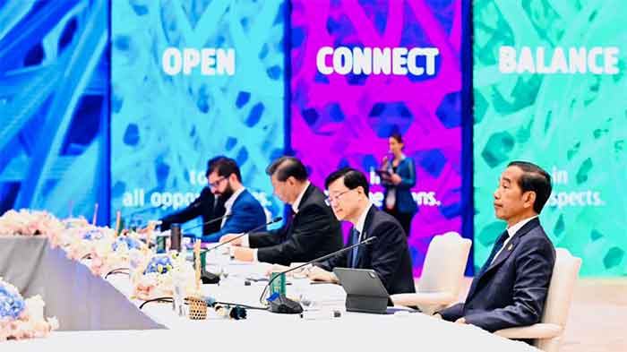 Presiden Joko Widodo menyampaikan intervensinya pada pertemuan pemimpin APEC sesi 1 di Queen Sirikit National Convention Center, Bangkok, Jumat pagi 18 November 2022.