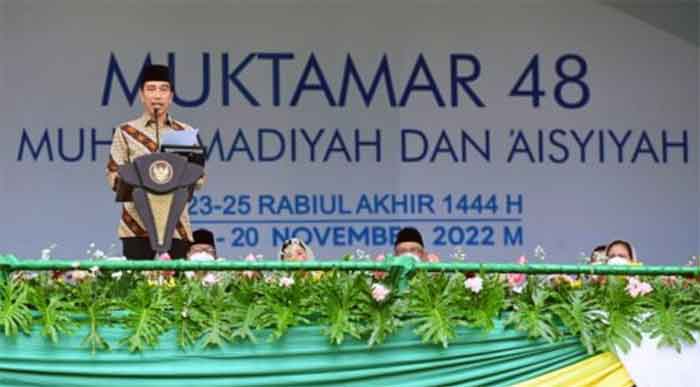 Presiden Joko Widodo memberikan sambutan dalam Muktamar Ke-48 Muhammadiyah dan 'Aisyiah yang dipusatkan di Stadion Manahan, Kota Surakarta, Provinsi Jawa Tengah, pada Sabtu, 19 November 2022.
