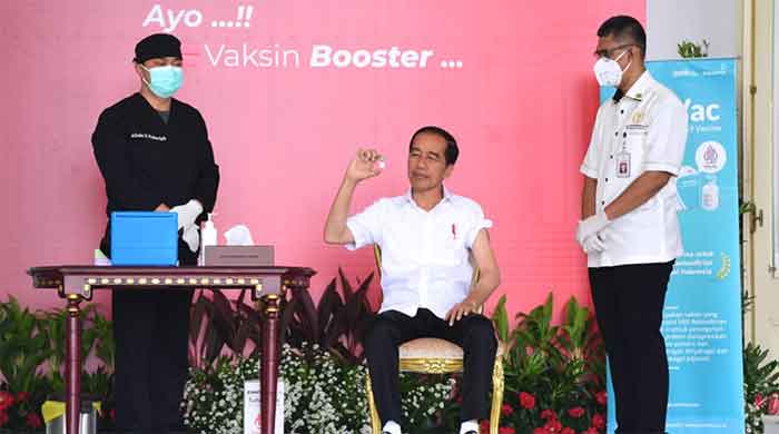 Presiden Joko Widodo melakukan vaksinasi Covid-19 penguat kedua yang digelar di halaman Istana Kepresidenan Bogor, Jawa Barat, pada Kamis, (24/11/2022).