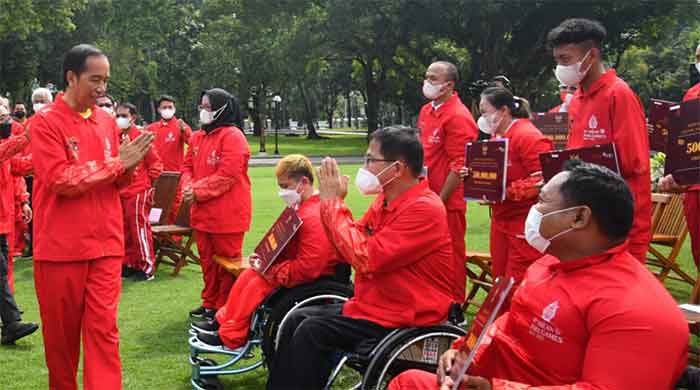 Presiden Joko Widodo memberikan penghargaan dan apresiasi atas prestasi para atlet Indonesia yang berlaga di ajang ASEAN Paragames Ke-11 di Istana Merdeka, Jakarta, Senin, (28/11/2022) 2022.