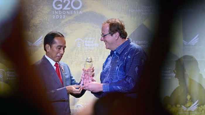 Presiden Jokowi menerima penghargaan Global Citizen Award dari Atlantic Council dalam acara Global Food Security Forum yang digelar di Kecak Ballroom, Sofitel Nusa Dua Beach Resort, Badung, Bali,