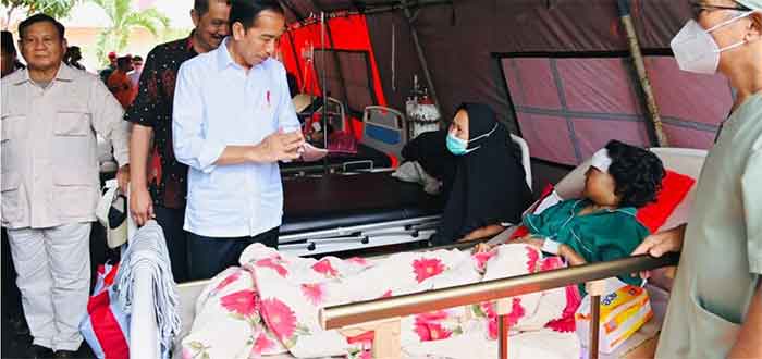 Presiden Joko Widodo mengunjungi Rumah Sakit Umum Daerah (RSUD) Sayang Cianjur, di Kabupaten Cianjur, Provinsi Jawa Barat, pada Kamis, 24 November 2022.