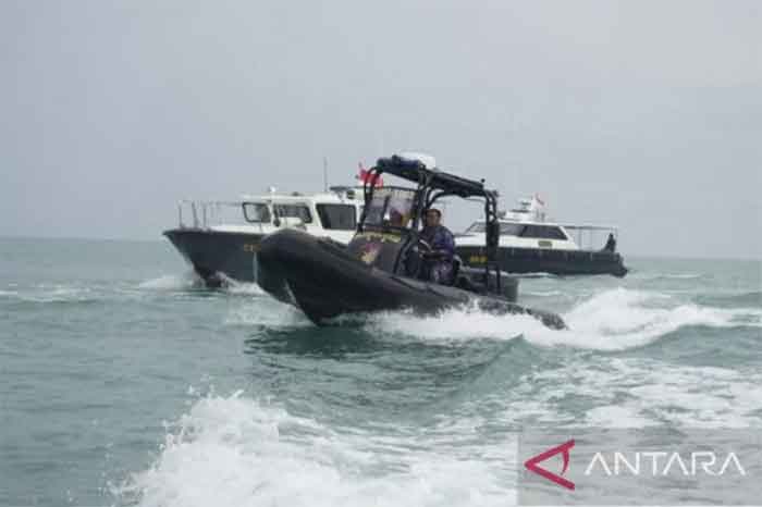 Polda Kepulauan Babel kerahkan kapal mencari korban dan bangkai Helikopter Polri jatuh di Perairan Belitung Timur pada Minggu (27/11/2022).