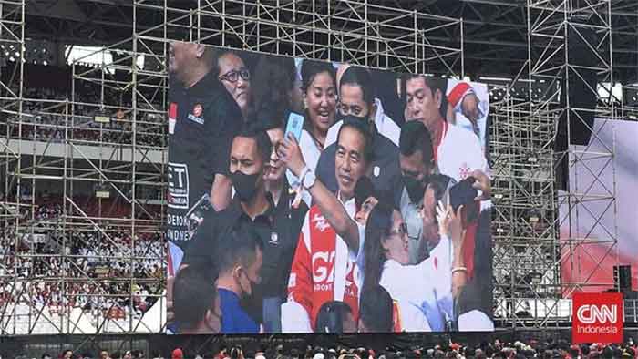 Presiden Joko Widodo (Jokowi) menghadiri silaturahmi relawan Gerakan Nusantara Bersatu di Stadion Gelora Bung Karno (GBK), Senayan, Jakarta, Sabtu (26/11).