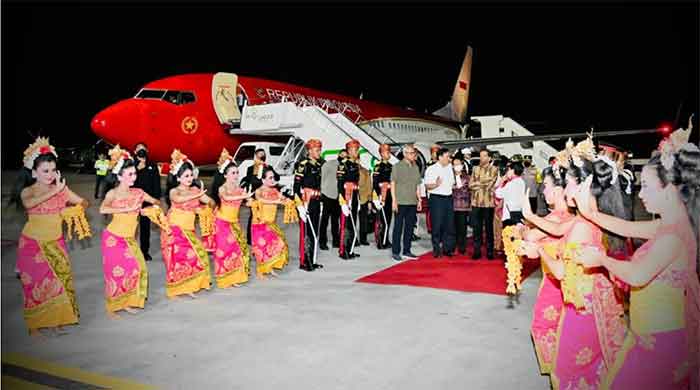 Presiden Joko Widodo dan Ibu Iriana Joko Widodo tiba di Bandara Internasional I Gusti Ngurah Rai, Kabupaten Badung, Provinsi Bali, pada Senin malam, 7 November 2022.