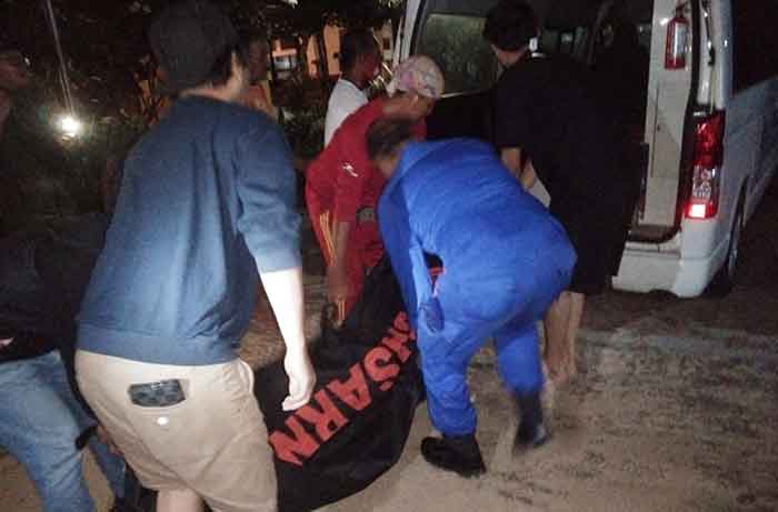 Petugas mengevakuasi janazah yang terseret arus saat mandi di pantai Mengiat, Nusa Dua. (Foto: Ist)