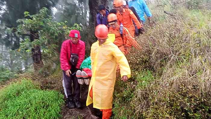 Tim SAR gabungan mengevakuasj jenasah seorang WNA asal Amerika Serikat yang terpeleset saat melakukan pendakian di Gunung Agung, Karangasem, Jumat (18/11/2022). (Foto: Ist)