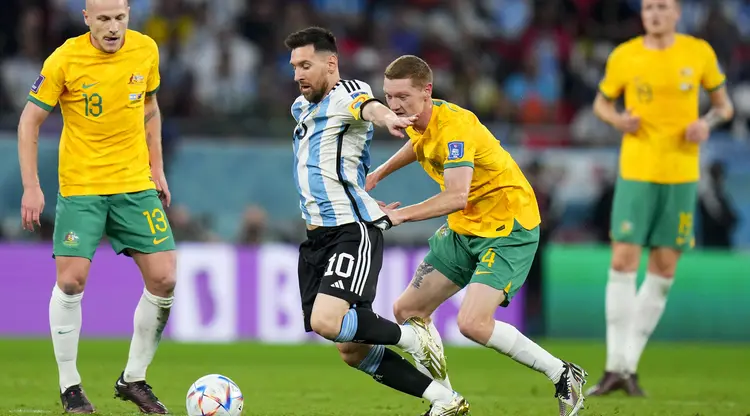 Timnas Argentina vs Australia dalam laga 16 besar yang digelar di Ahmad Bin Ali Stadium, Doha, Qatar, Minggu (4/12/2022) dini hari WIB. (Foto: AP/Petr David Josek)