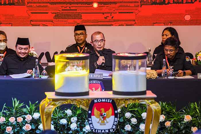Ketua KPU Hasyim Asy'ari (tengah) didampingi anggota KPU memimpin Rapat Pleno penetapan nomor urut partai politik peserta Pemilu 2024 di Halaman KPU, Jakarta, Rabu (14/12/2022).