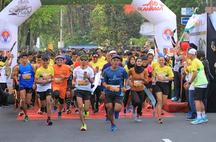 Deputi Bidang Pembudayaan Olahraga Raden Isnanta hari Minggu (11/12) pagi membuka ajang Magelang Vertikal Run. Sekjtar 1000 pelari dari Magelang dan sekitarnya berlomba mencapai pucak Gunung Tidar dengan menaiki hampir seribu anak tangga.