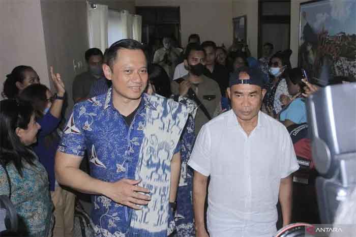 Ketua Umum DPP Partai Demokrat, Agus Harimurti Yudhoyono (kiri), berbincang-bincang dengan Gubernur NTT, Viktor B Laiskodat, saat tiba di bandara El Tari Kupang, NTT Selasa (6/12/2022).