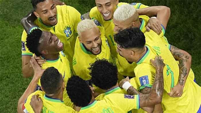 Pemain Brasil merayakan gol kedua dalam laga melawan Korea Selatan 16 besar Piala Dunia 2022 yang berlangsung di 974 Stadium, Selasa (06/12/2022).