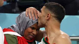 Bintang timnas Maroko Achraf Hakimi mencium ibunya di Piala Dunia 2022.