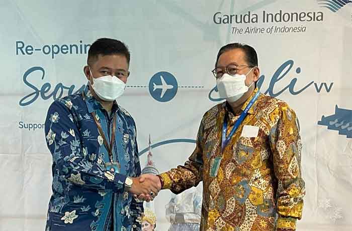 Dubes RI untuk Korsel Gandhi Sulistiyanto dan Wakil Presiden Garuda Indonesia Bidang Kawasan Internasional, Dian Ediono dalam peresmian kembali penerbangan langsung Seoul-Bali.