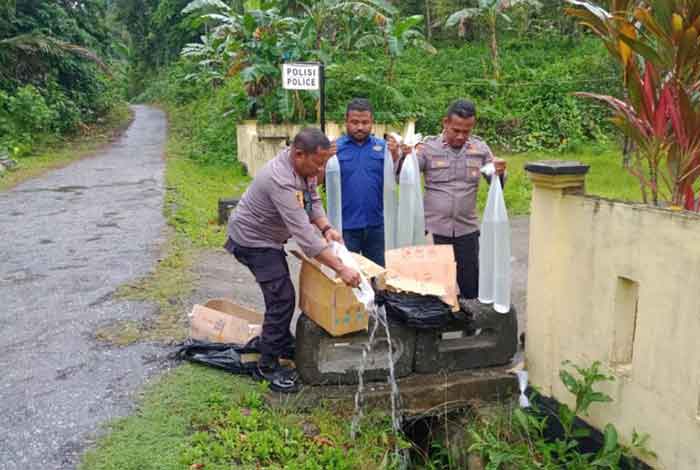 Hasil sitaan minuman tradisional jenis sopi di musnakan di depan Mapolse Nusalaut.