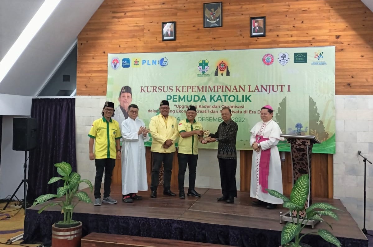 Gubernur Koster didampingi Uskup Denpasar Mgr, Dr Silvester San menerima kenang kenangan dari Ketum Pemuda Katolik Stefanus Asat Gusma