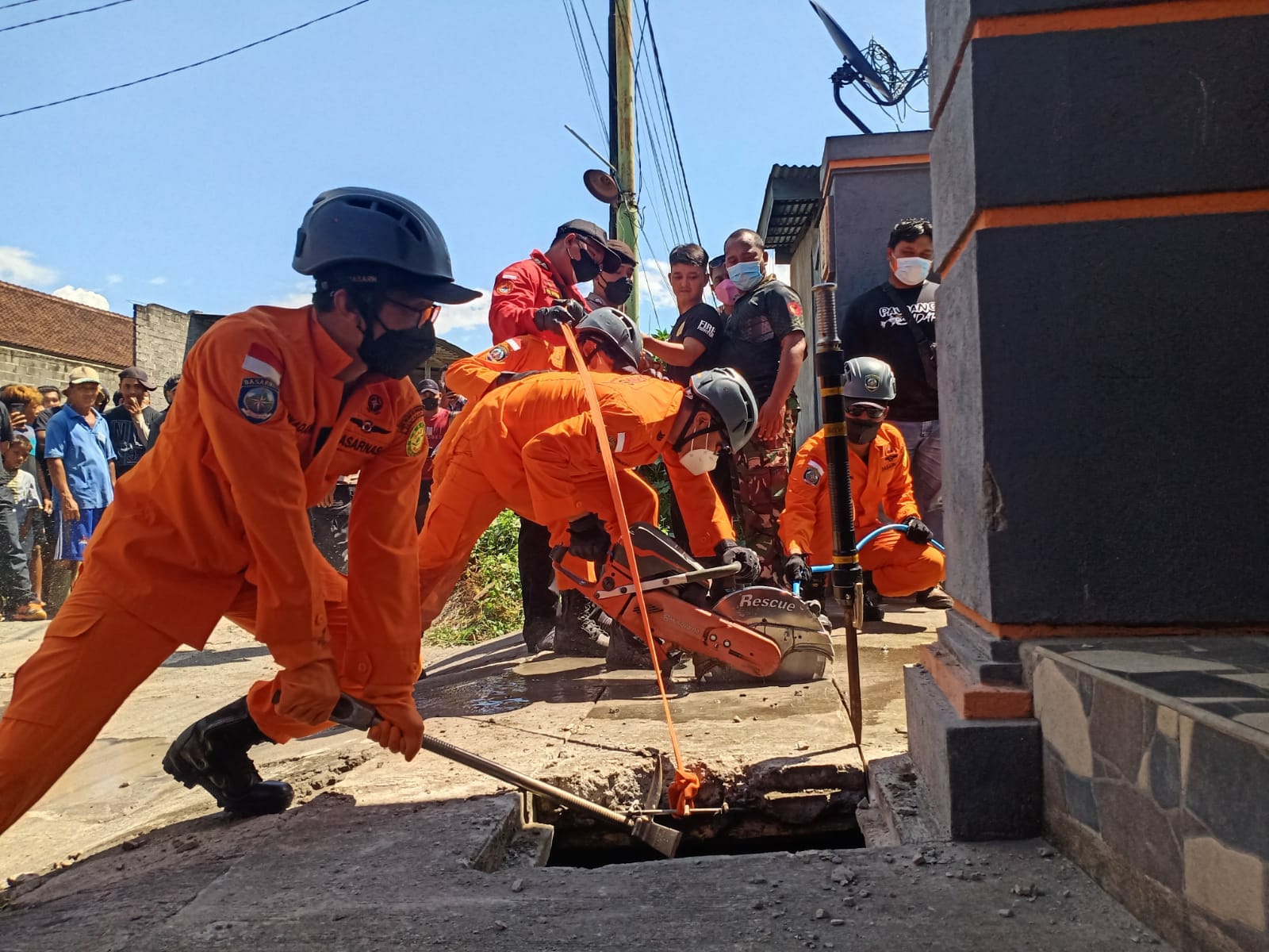 Tim SAR evakuasi jenasah yang terjepit di dalam aliran got irigasi, belakang SMA PGRI Seririt, Kabupaten Buleleng, Jumat (9/12/2022) siang.