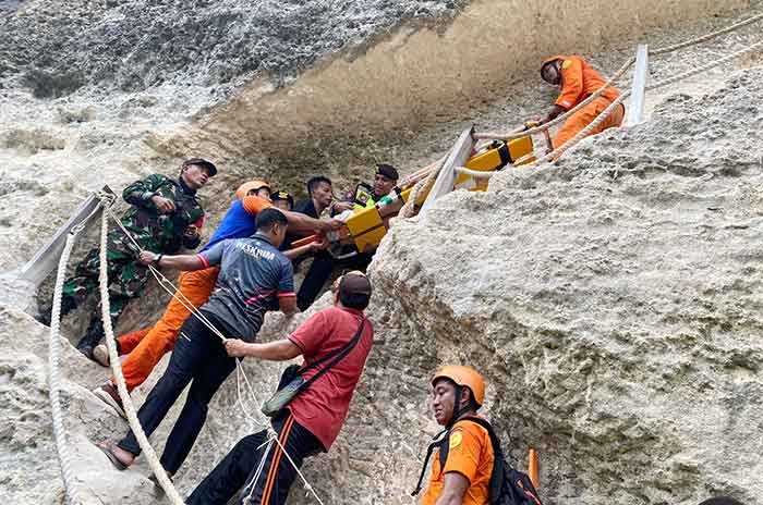 Tim SAR gabungan melakukan evakuasi WNA Hongkong yang mengalami cedera di Diamond Beach, Nusa Penida, Rabu (14/12/2022).